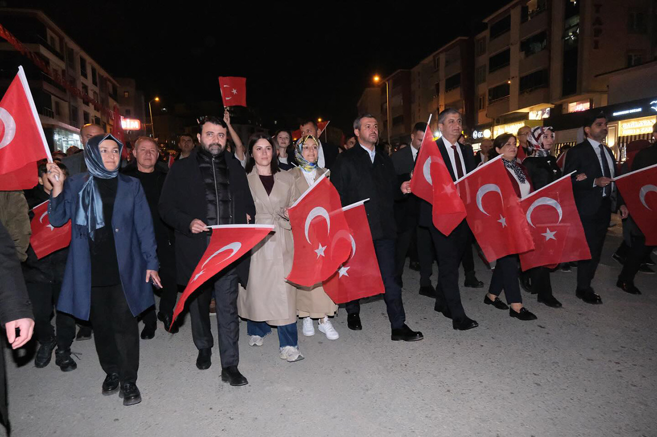 Cumhuriyetimizin 101. Yıl Coşkusunu Fener Alayı Yürüyüşünde Omuz Omuza Yaşadık